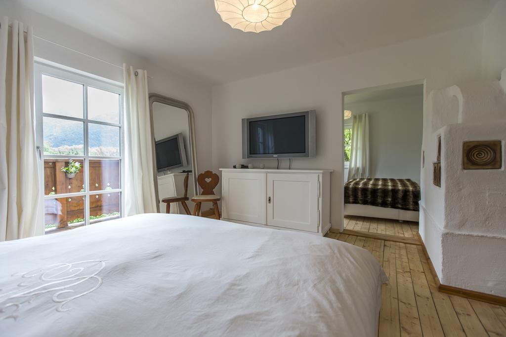 Forest Chalet, 15 Min To Salzburg Olt Town, And Most Beautiful Lakes, Secluded Location, 1,000 Sqm Garden, Mountainview, Panorama Sauna, Bath Whirlpool, Bbq&Bikes&Sunbeds For Free, Up To 10 P Golling an der Salzach Room photo