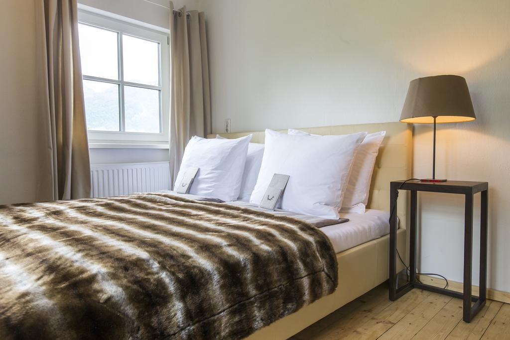 Forest Chalet, 15 Min To Salzburg Olt Town, And Most Beautiful Lakes, Secluded Location, 1,000 Sqm Garden, Mountainview, Panorama Sauna, Bath Whirlpool, Bbq&Bikes&Sunbeds For Free, Up To 10 P Golling an der Salzach Room photo
