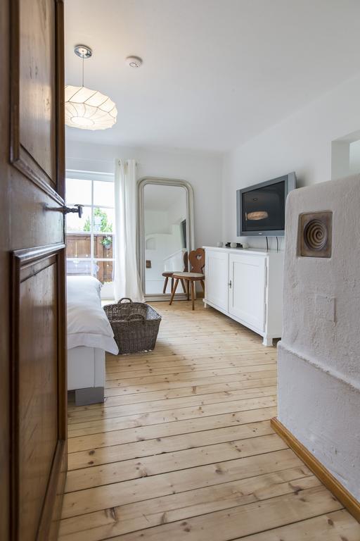 Forest Chalet, 15 Min To Salzburg Olt Town, And Most Beautiful Lakes, Secluded Location, 1,000 Sqm Garden, Mountainview, Panorama Sauna, Bath Whirlpool, Bbq&Bikes&Sunbeds For Free, Up To 10 P Golling an der Salzach Room photo