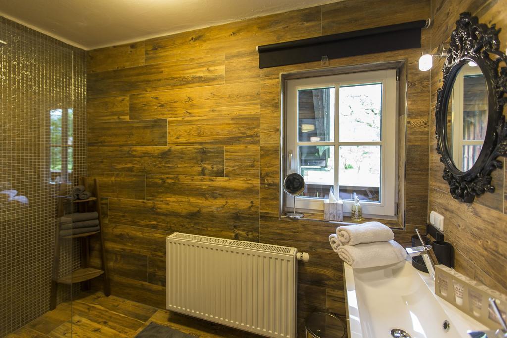 Forest Chalet, 15 Min To Salzburg Olt Town, And Most Beautiful Lakes, Secluded Location, 1,000 Sqm Garden, Mountainview, Panorama Sauna, Bath Whirlpool, Bbq&Bikes&Sunbeds For Free, Up To 10 P Golling an der Salzach Room photo